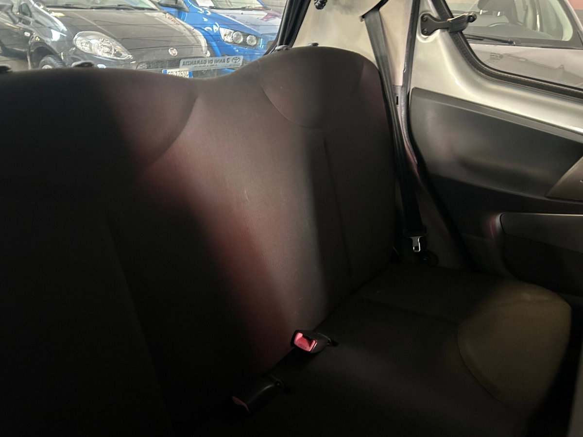 Toyota Aygo 1.0 12V VVT-i 5 porte Sol (9)
