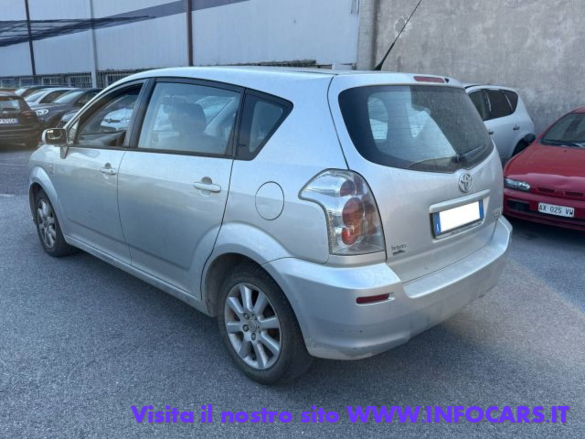 Toyota Corolla Verso 2.0 16V D-4D (2)
