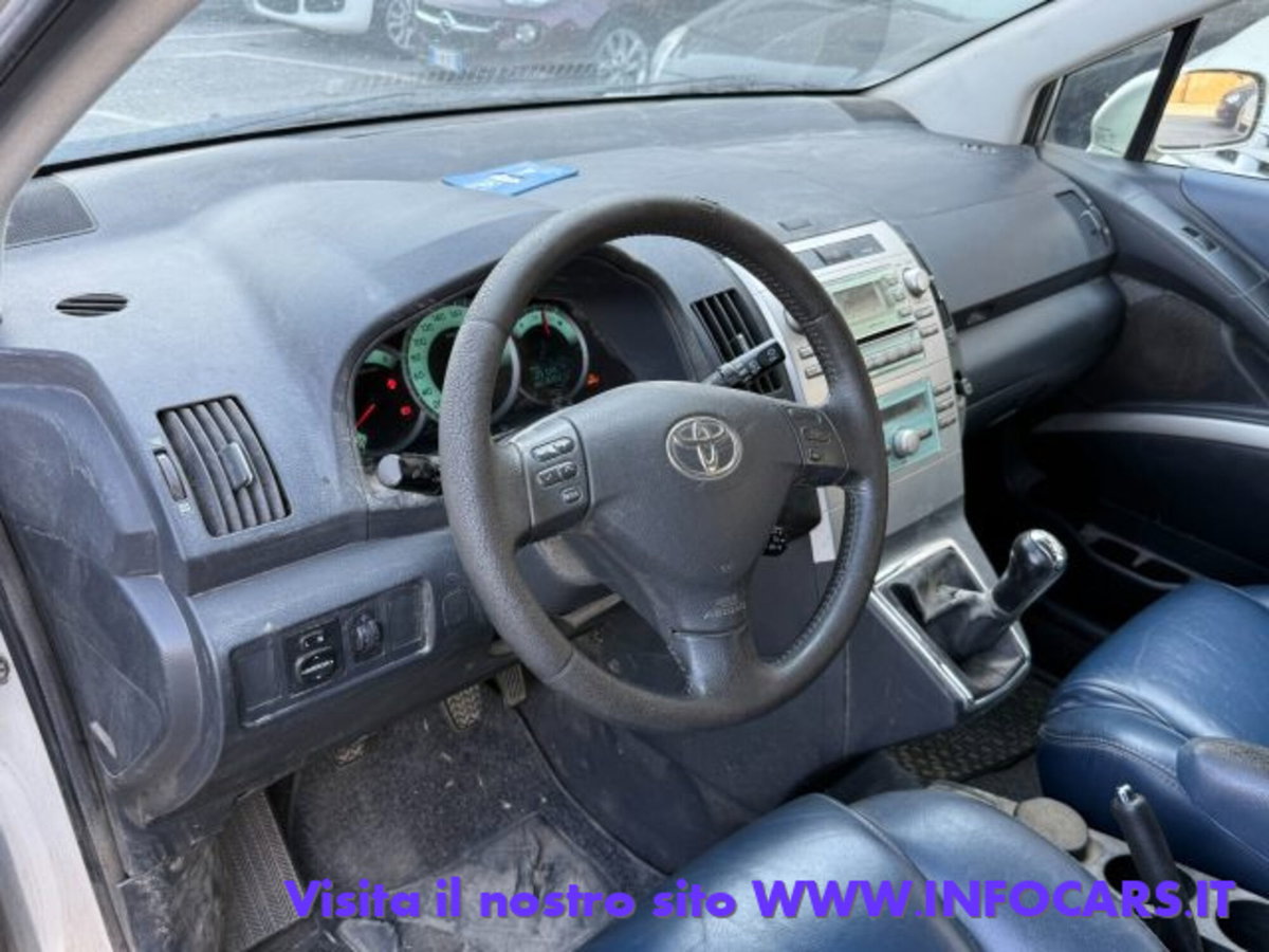 Toyota Corolla Verso 2.0 16V D-4D (6)