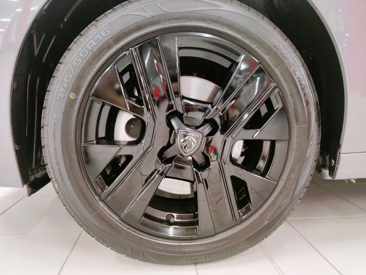 Peugeot 208 PureTech 100 Stop&Start 5 porte Allure (10)
