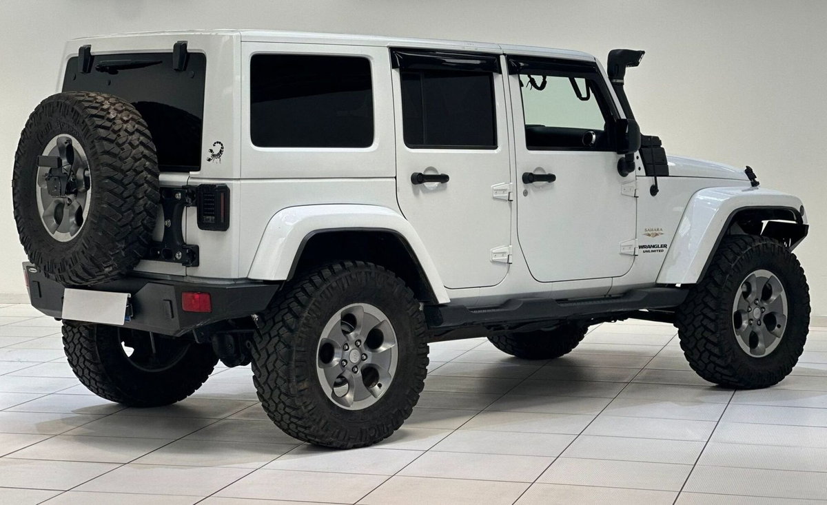 Jeep Wrangler Unlimited 2.8 CRD DPF Sahara Auto (4)