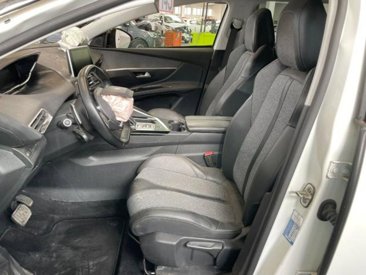 Peugeot 5008 BlueHDi 130 S&S EAT8 Allure (12)