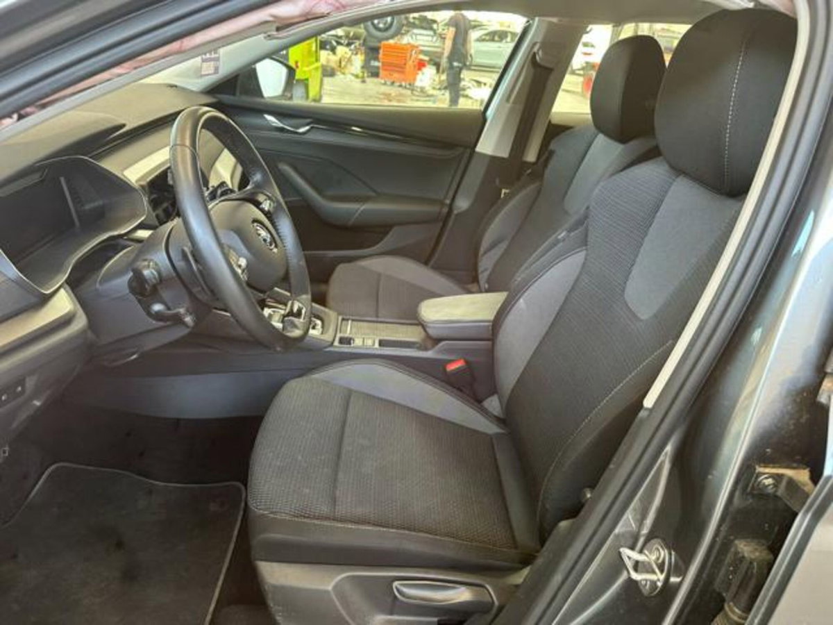 Skoda Octavia Station Wagon 2.0 TDI EVO SCR DSG Wagon Executive (12)
