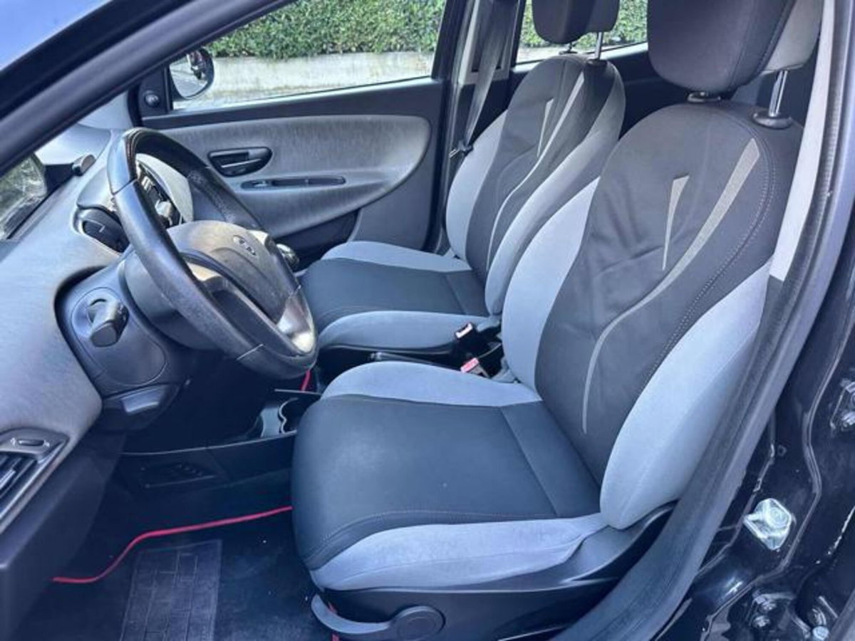 Lancia Ypsilon 1.2 69 CV 5 porte Platinum (11)