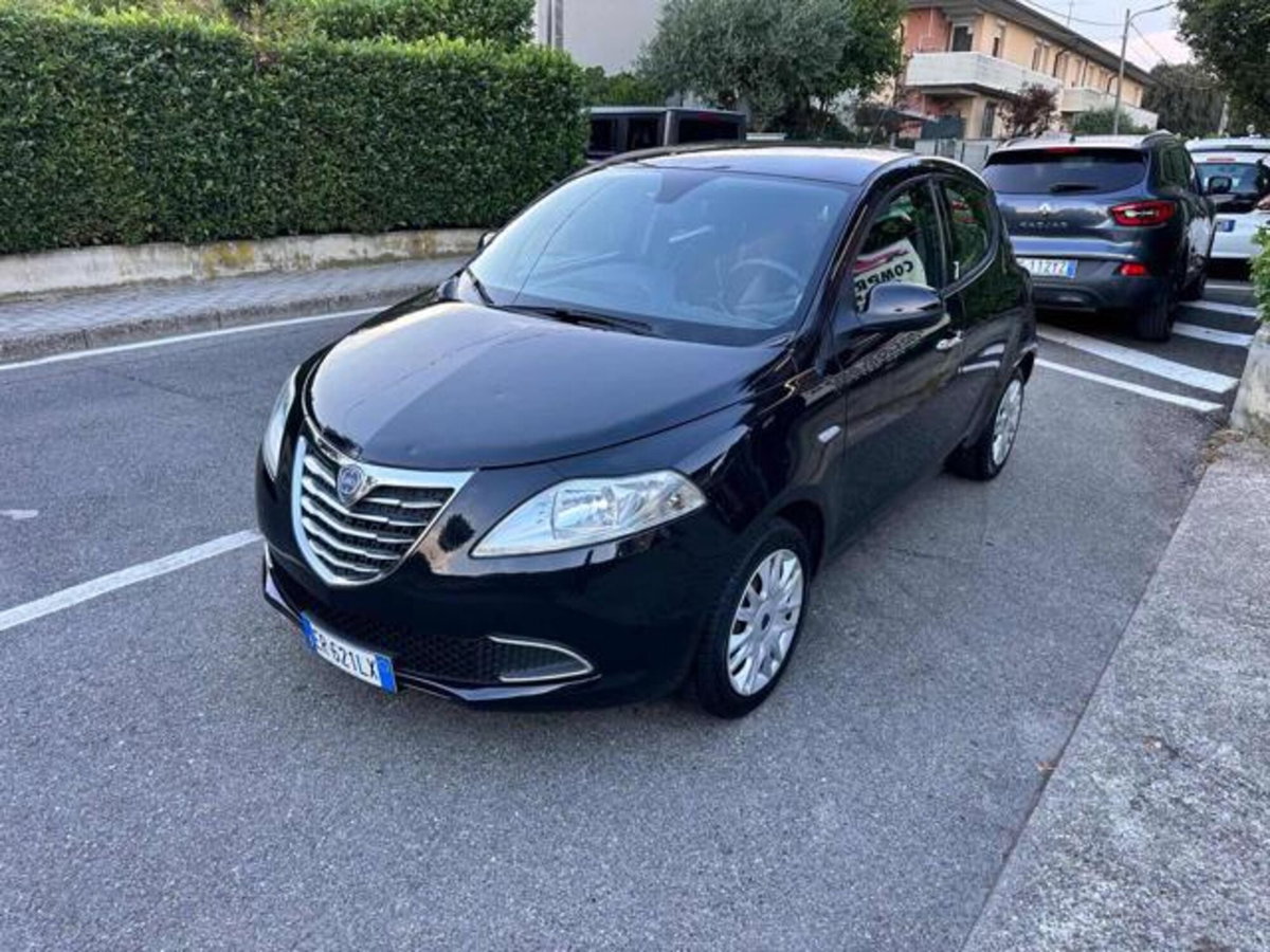 Lancia Ypsilon 1.2 69 CV 5 porte Platinum (4)