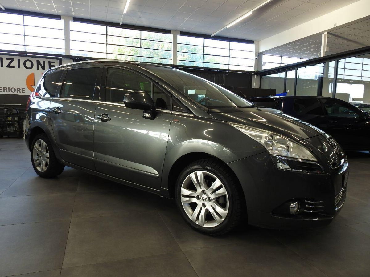 Peugeot 5008 1.6 HDi 112CV Allure (2)