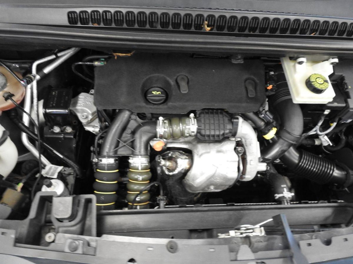 Peugeot 5008 1.6 HDi 112CV Allure (9)