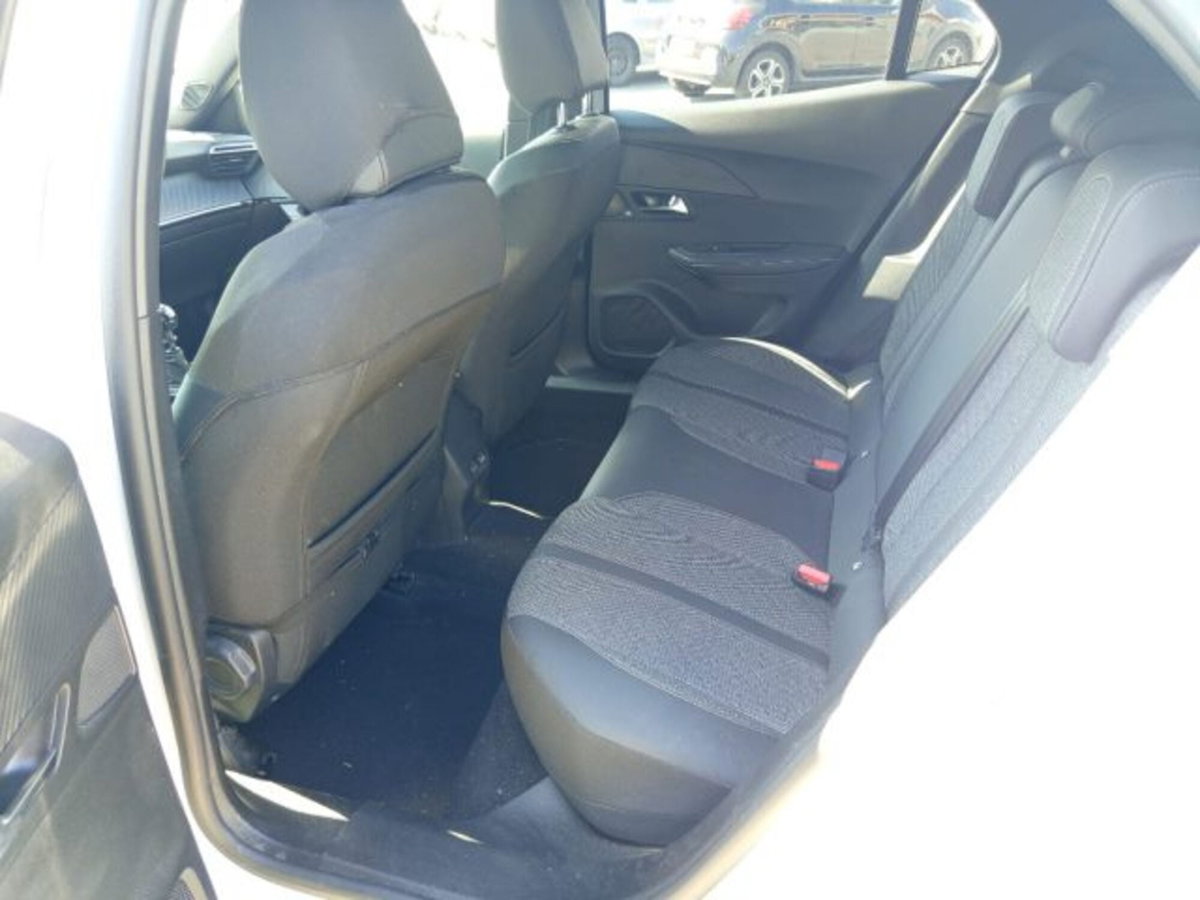 Peugeot 2008 PureTech 100 S&S Allure (8)