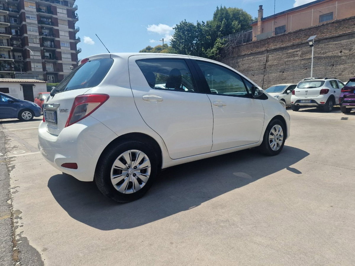 Toyota Yaris 1.3 5 porte Active (2)