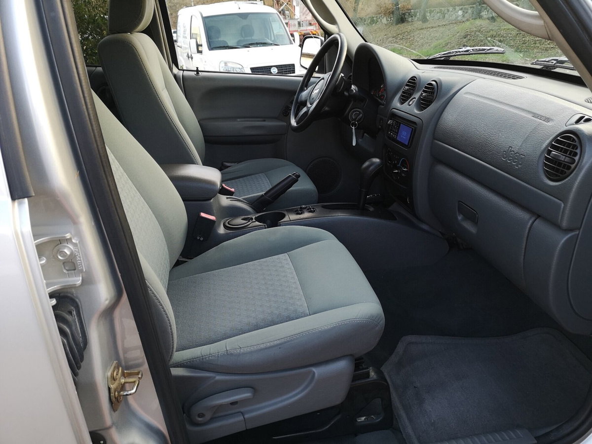 Jeep Cherokee 2.8 CRD Sport (10)