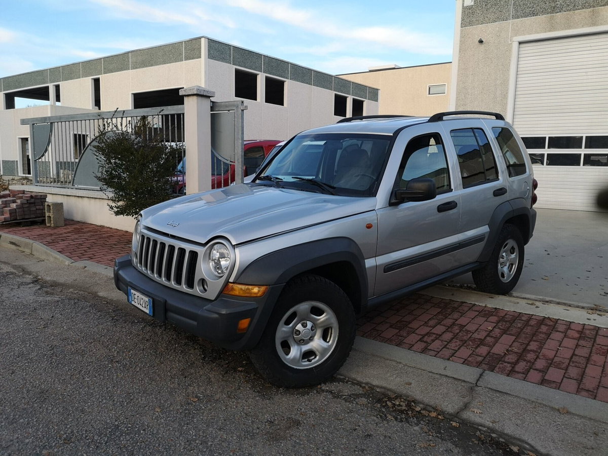 Jeep Cherokee 2.8 CRD Sport (2)