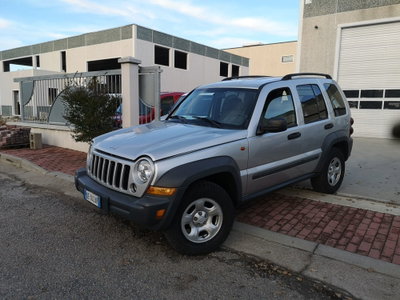 Jeep Cherokee 2.8 CRD Sport (2)