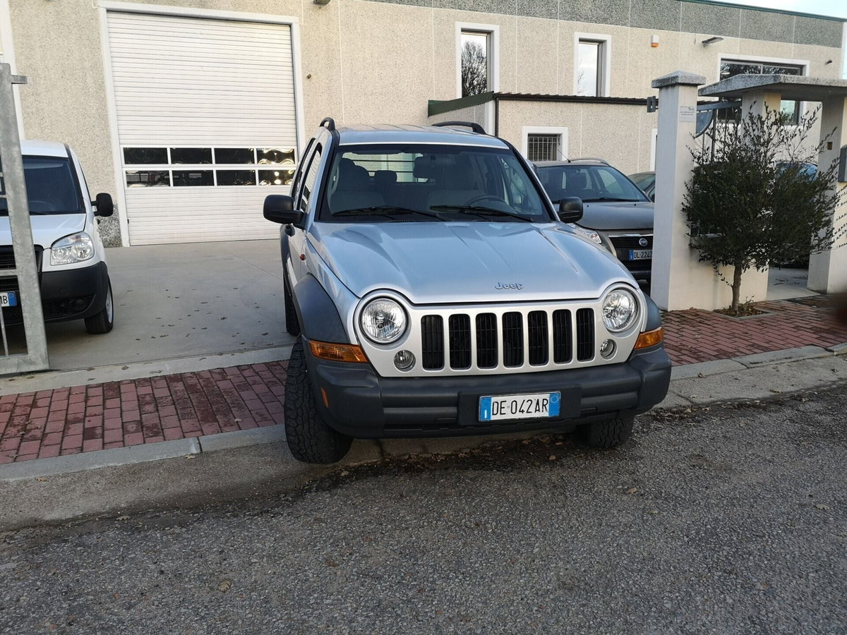 Jeep Cherokee 2.8 CRD Sport (5)