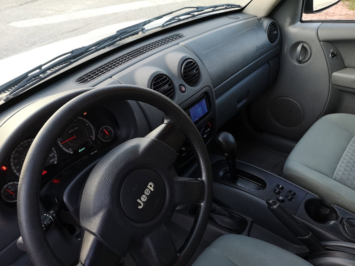Jeep Cherokee 2.8 CRD Sport (8)