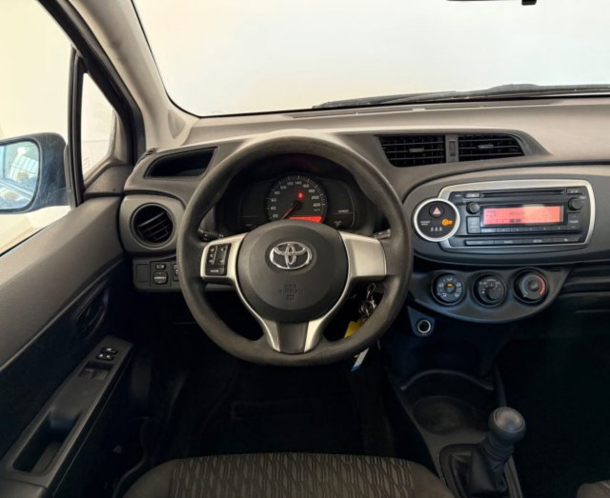 Toyota Yaris 1.0 5 porte Lounge (11)