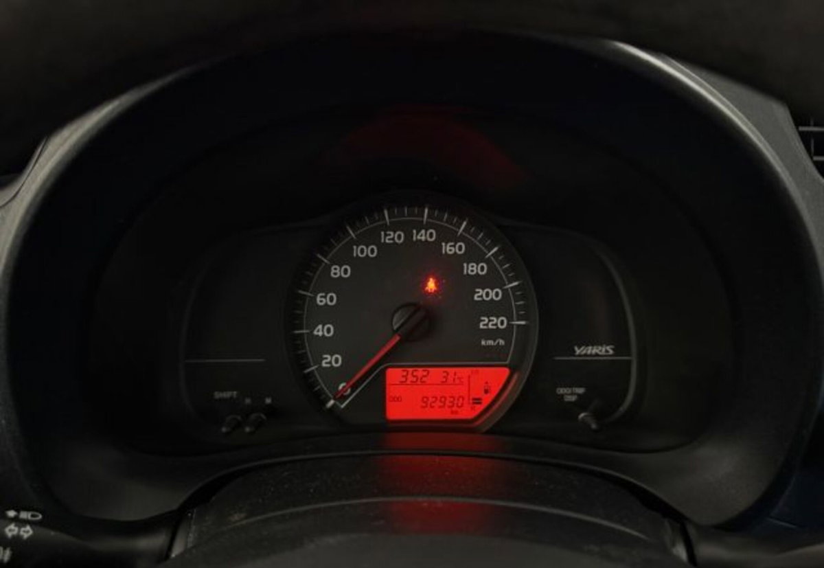 Toyota Yaris 1.0 5 porte Lounge (13)