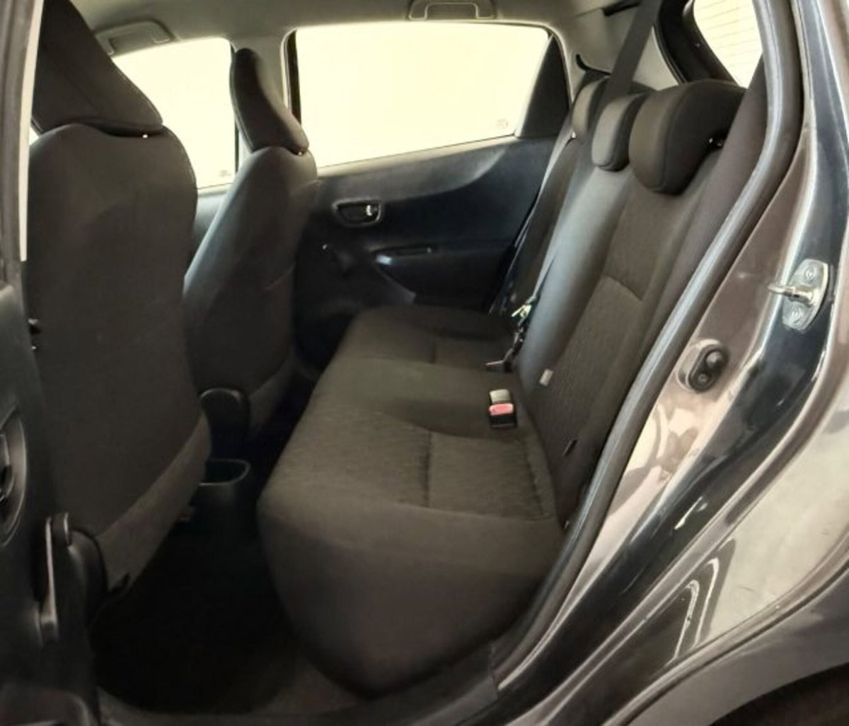 Toyota Yaris 1.0 5 porte Lounge (16)