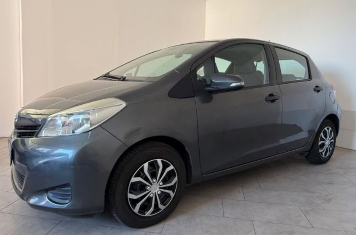 Toyota Yaris 1.0 5 porte Lounge (2)