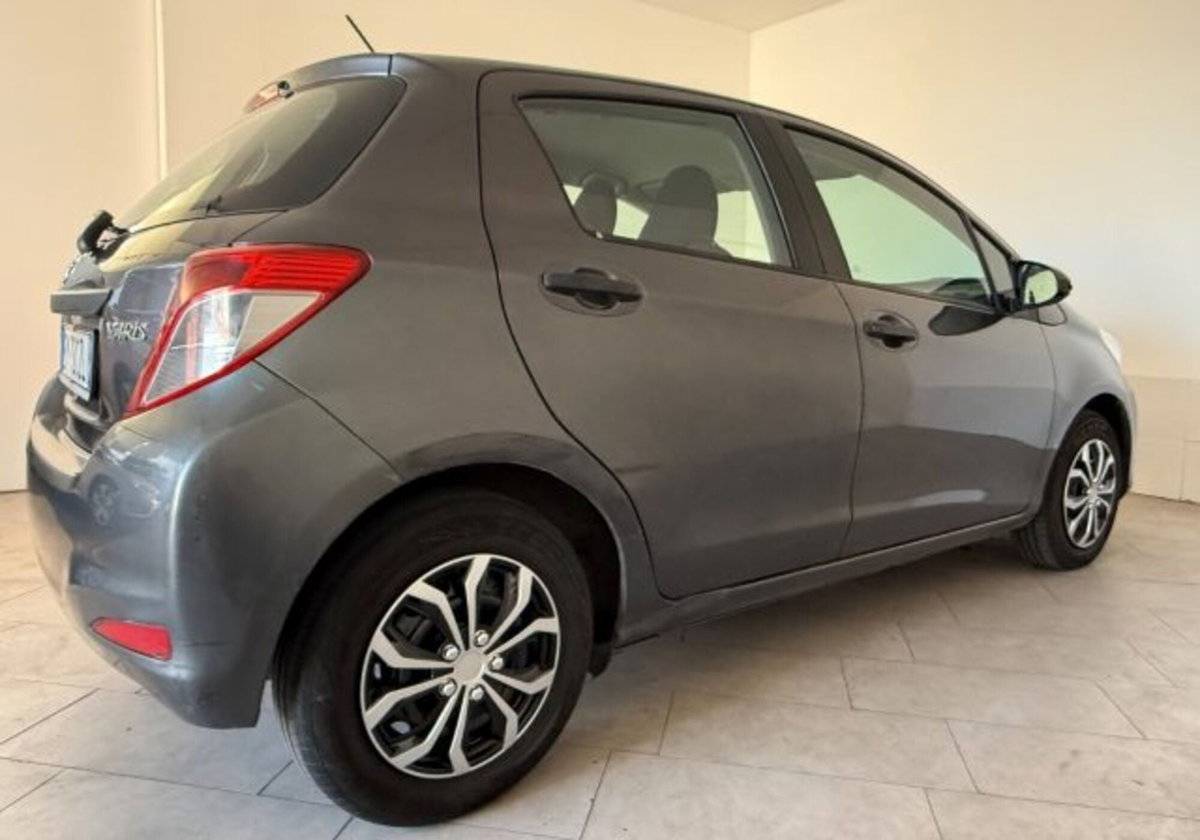 Toyota Yaris 1.0 5 porte Lounge (4)