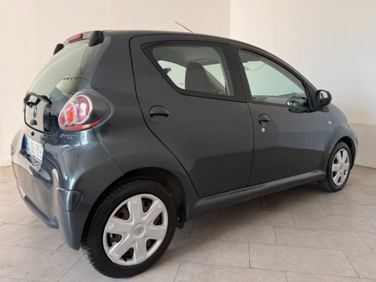 Toyota Aygo 1.0 12V VVT-i 5 porte (10)