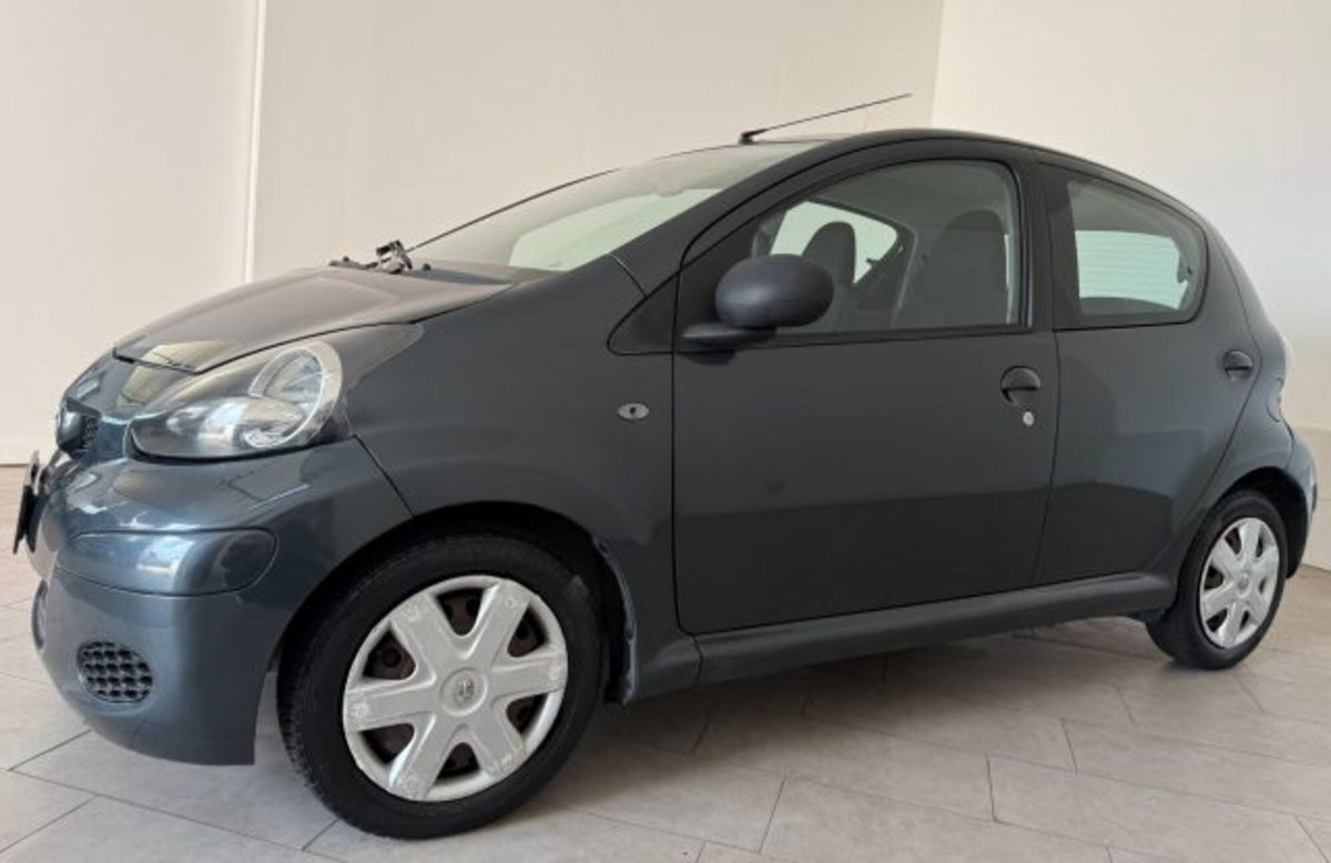 Toyota Aygo 1.0 12V VVT-i 5 porte (3)