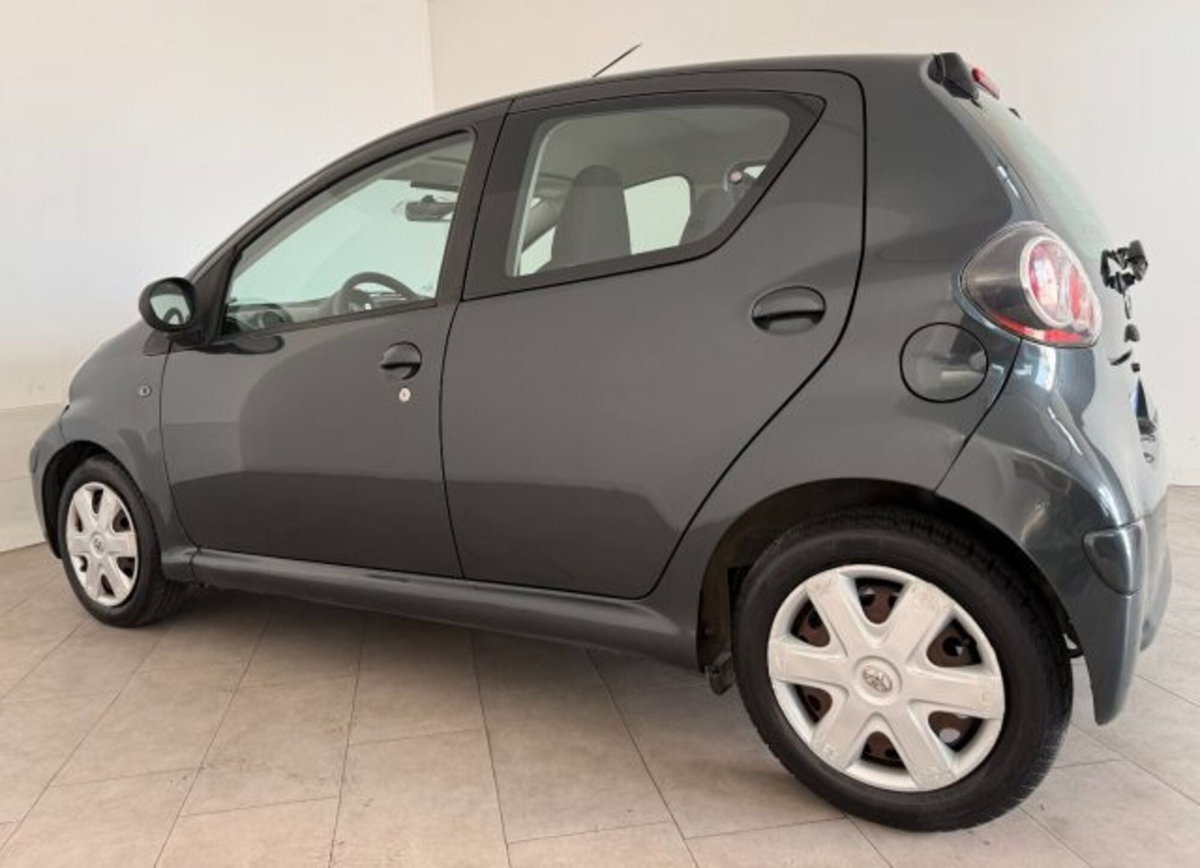 Toyota Aygo 1.0 12V VVT-i 5 porte (9)