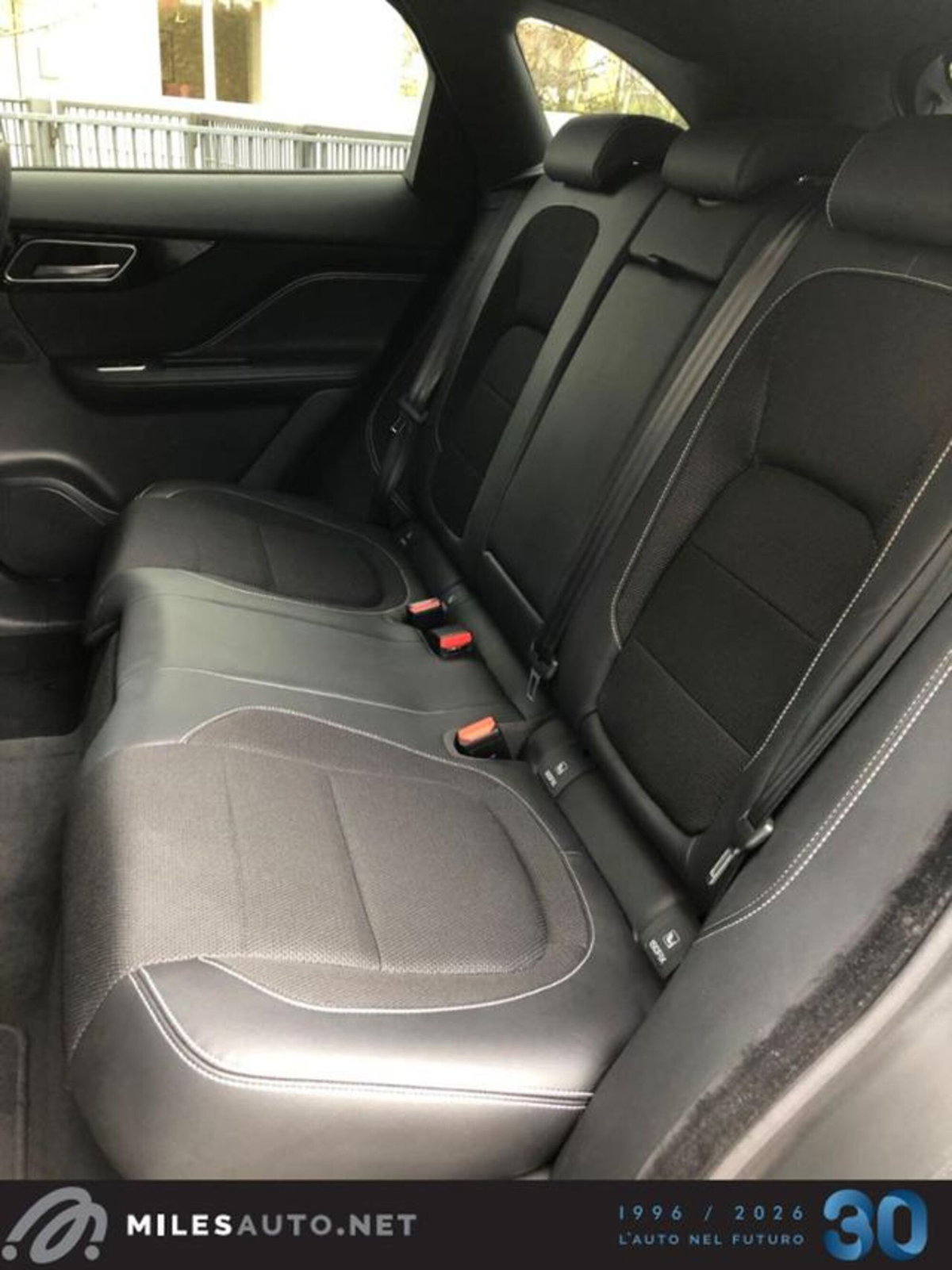 Jaguar F-Pace 2.0 D 180 CV AWD R-Sport (18)