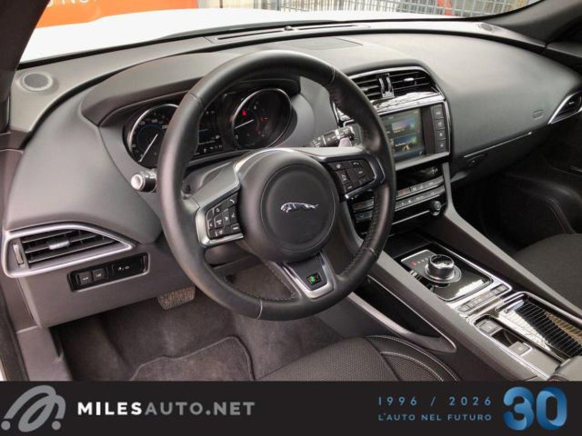 Jaguar F-Pace 2.0 D 180 CV AWD R-Sport (5)