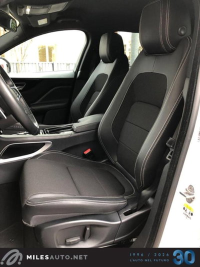 Jaguar F-Pace 2.0 D 180 CV AWD R-Sport (7)