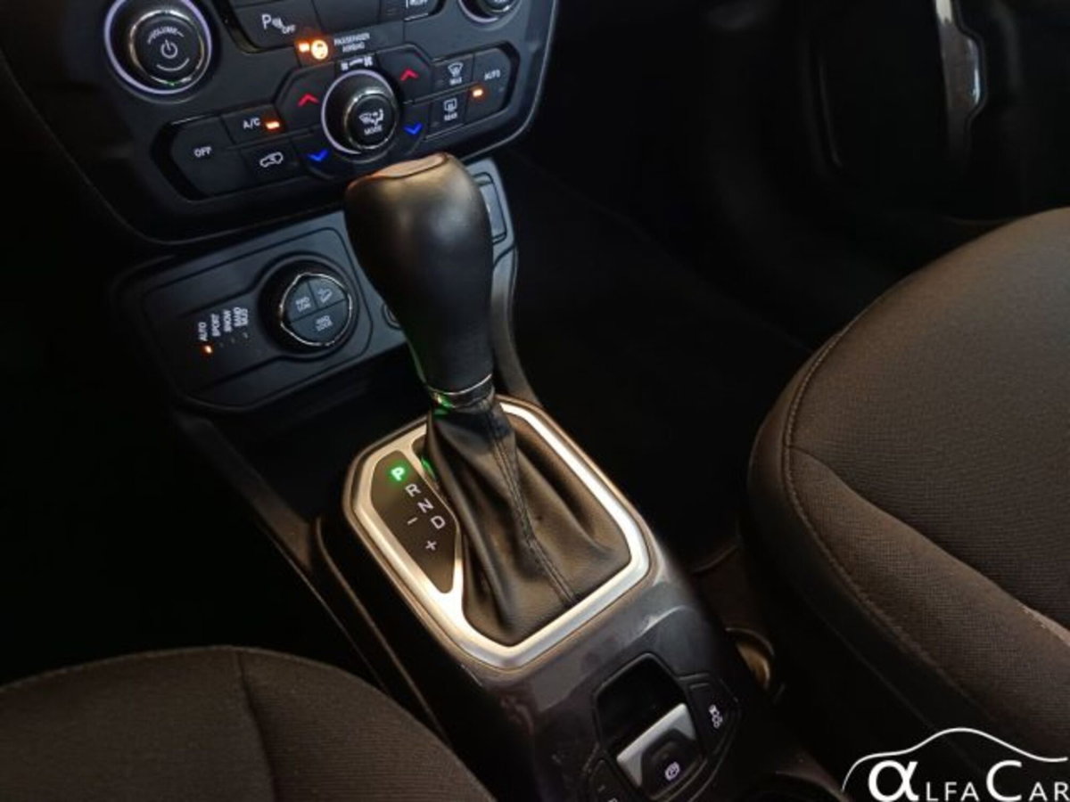 Jeep Renegade 1.3 T4 190CV PHEV 4xe AT6 Limited (12)