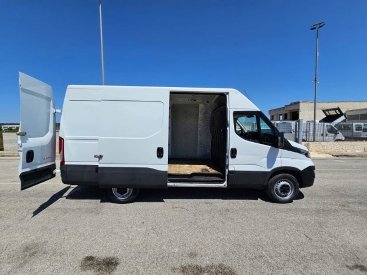 Iveco Daily Furgone 35S12V 2.3 HPT PLM-TA Furgone (4)