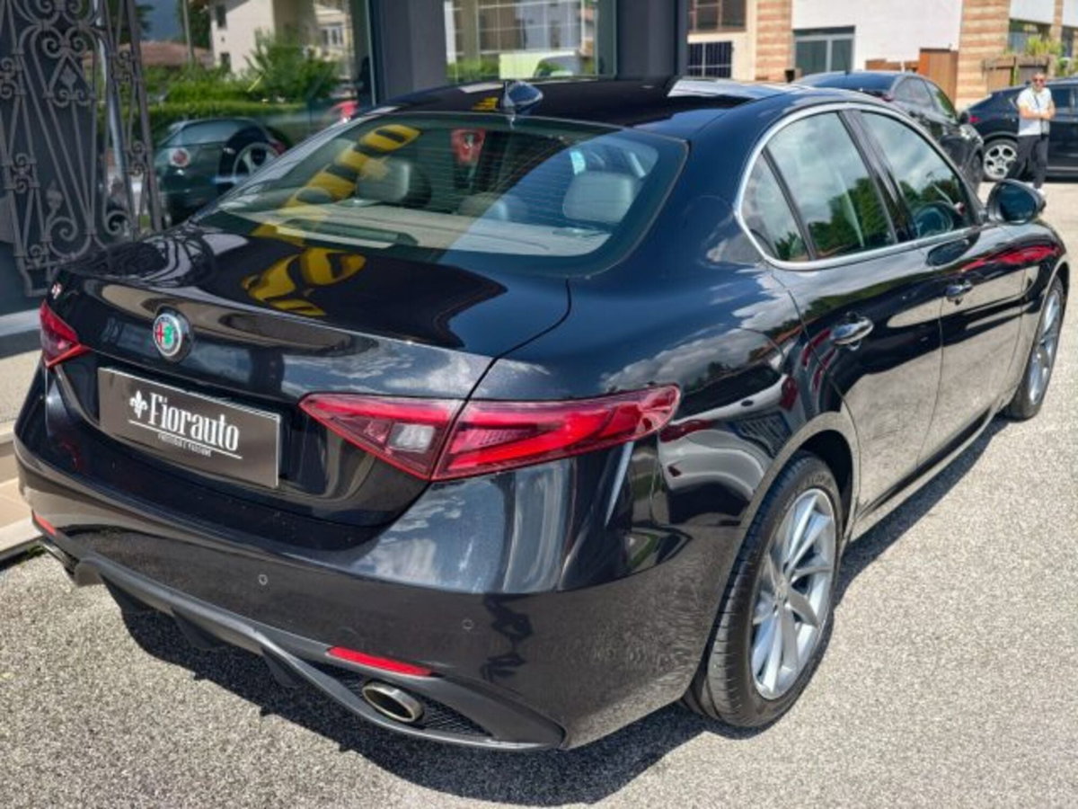 Alfa Romeo Giulia 2.2 Turbodiesel 210 CV AT8 AWD Q4 Veloce (3)
