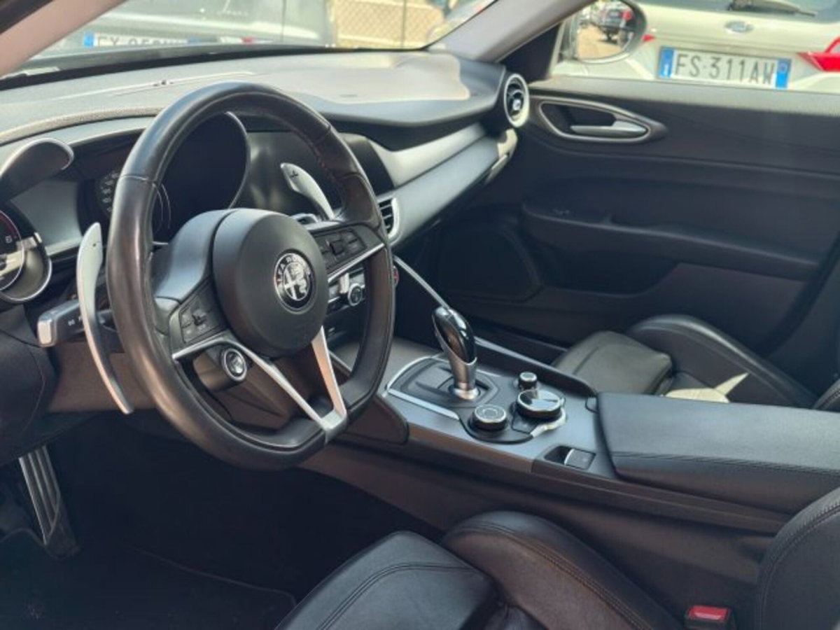 Alfa Romeo Giulia 2.2 Turbodiesel 210 CV AT8 AWD Q4 Veloce (7)