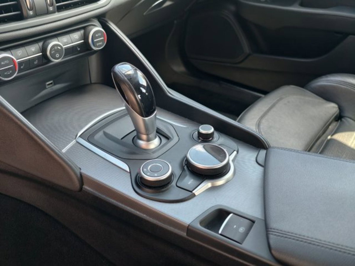 Alfa Romeo Giulia 2.2 Turbodiesel 210 CV AT8 AWD Q4 Veloce (8)