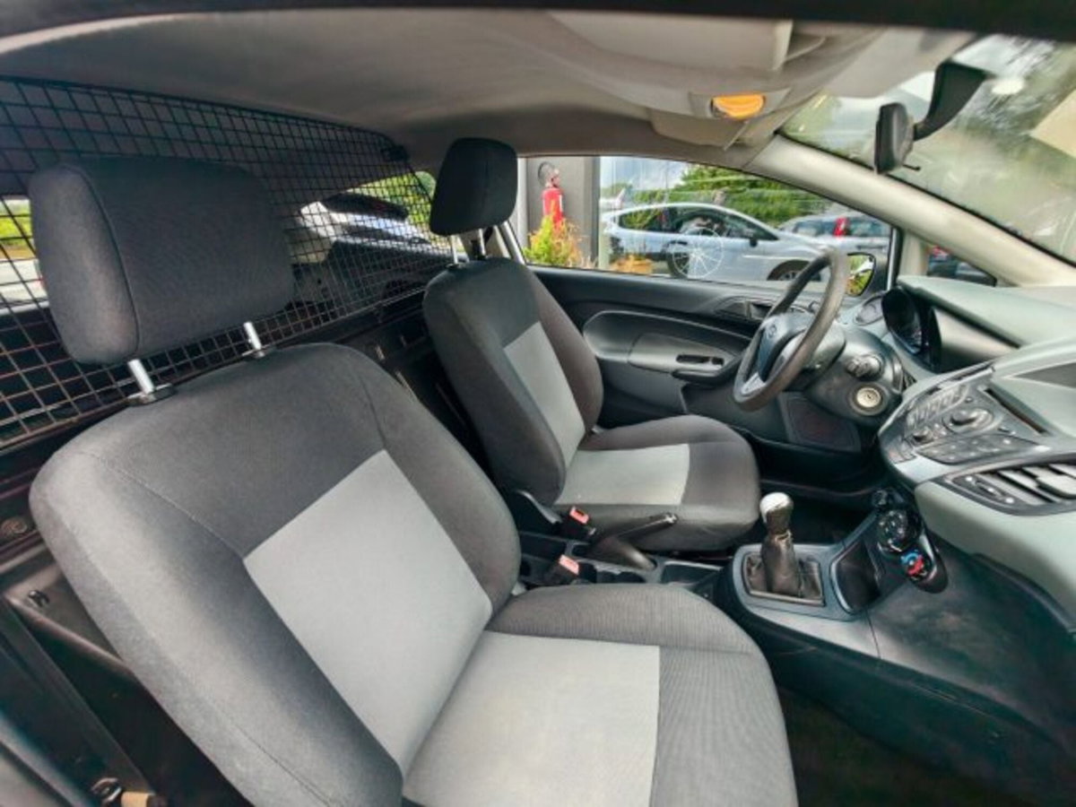 Ford Fiesta 1.4 TDCi 68CV 3 porte Titanium (13)