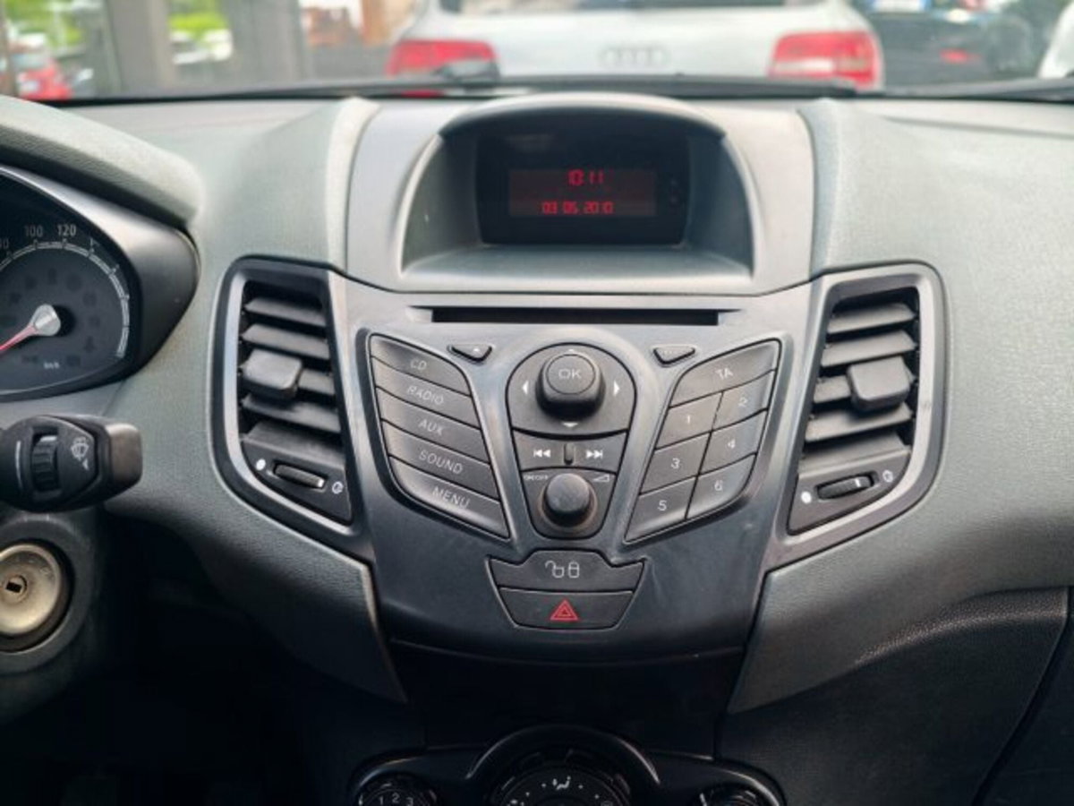Ford Fiesta 1.4 TDCi 68CV 3 porte Titanium (14)