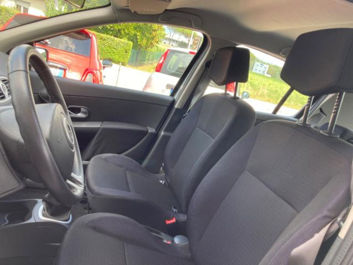 Renault Clio 1.4 16V 5 porte Dynamique (10)