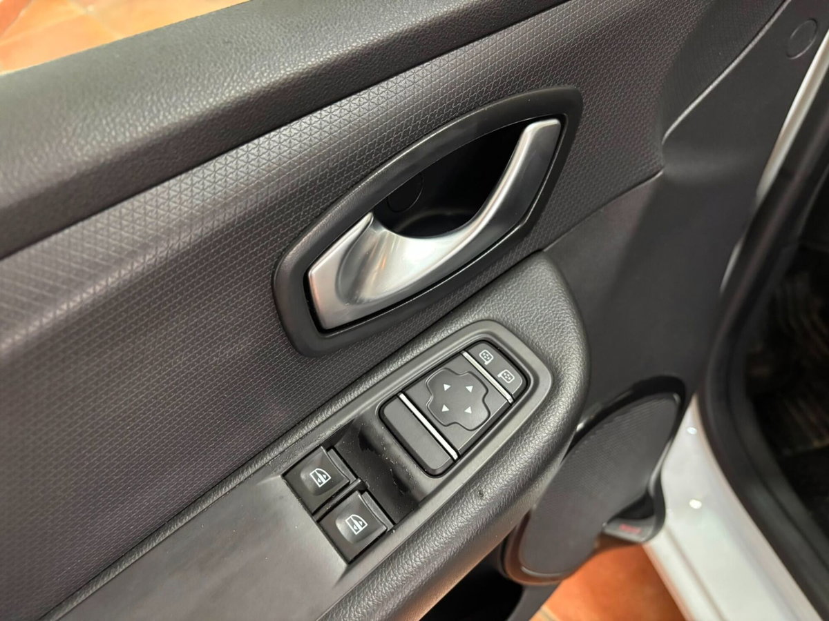 Renault Clio dCi 8V 75 CV 5 porte Business (13)