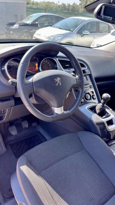 Peugeot 5008 1.6 HDi 115CV Allure (10)