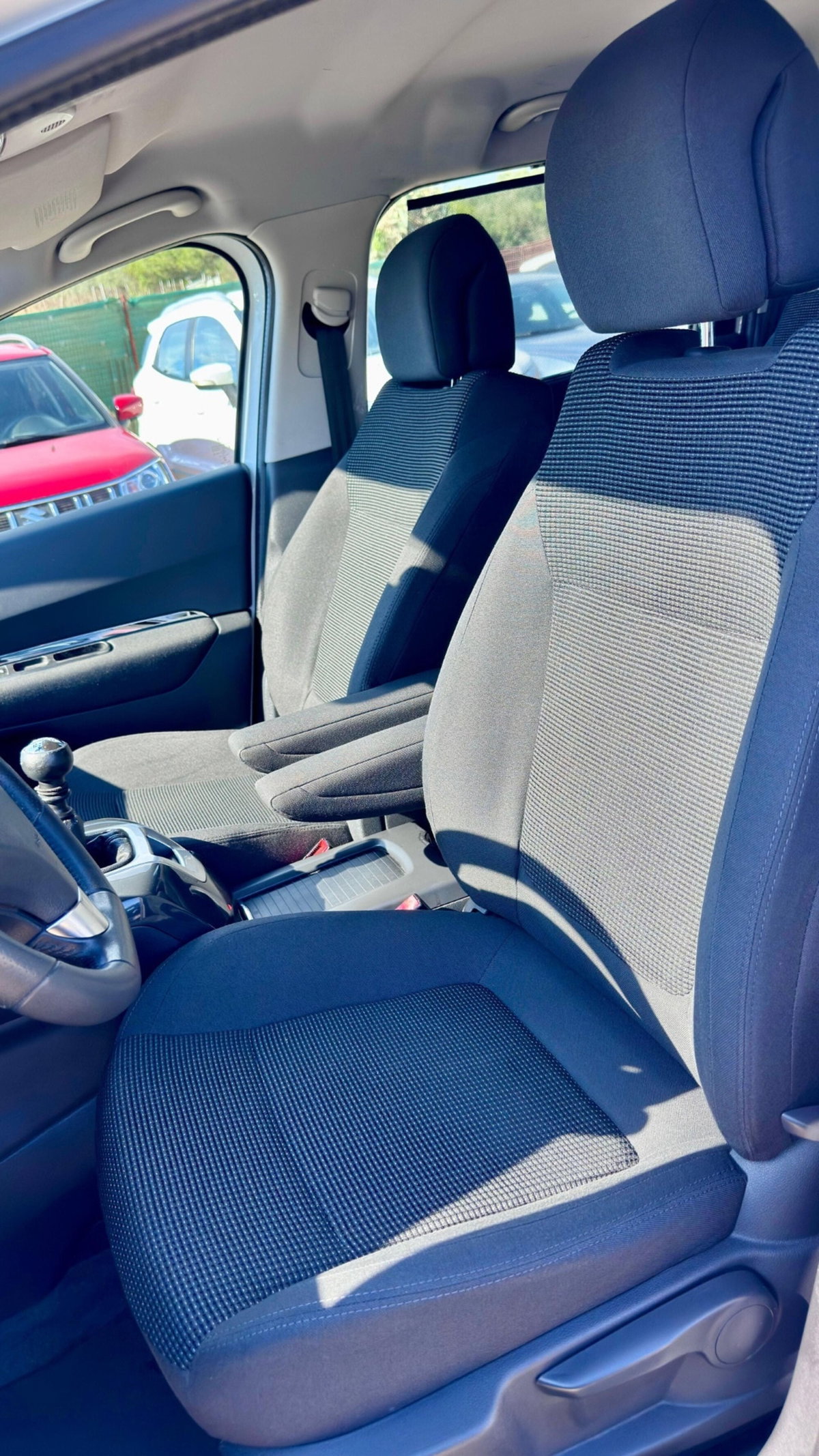 Peugeot 5008 1.6 HDi 115CV Allure (11)