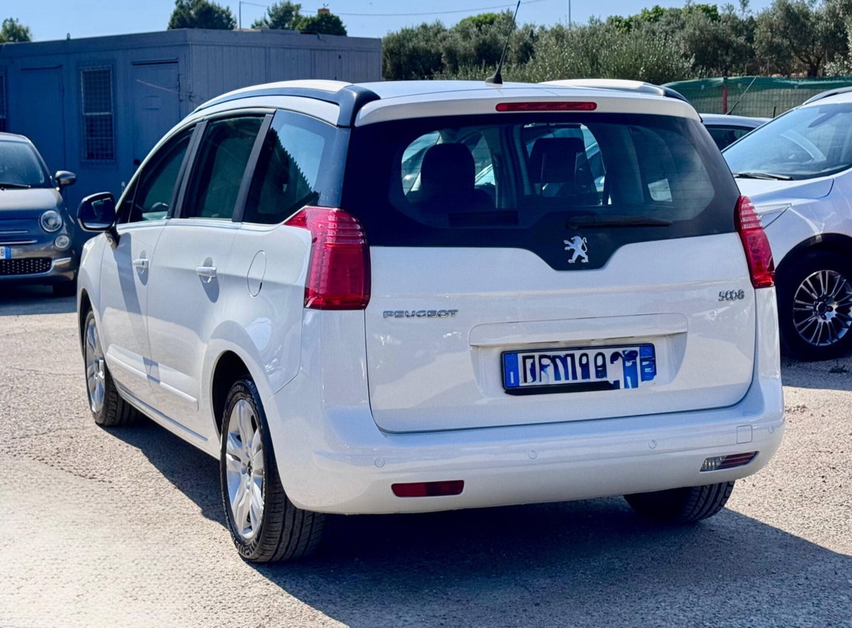 Peugeot 5008 1.6 HDi 115CV Allure (2)