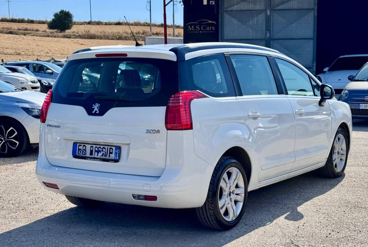 Peugeot 5008 1.6 HDi 115CV Allure (5)