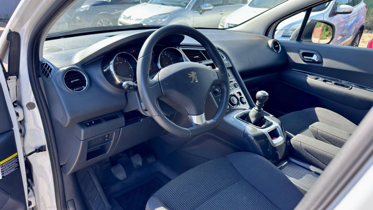 Peugeot 5008 1.6 HDi 115CV Allure (8)