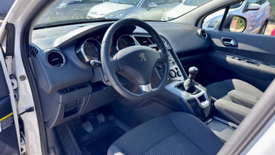 Peugeot 5008 1.6 HDi 115CV Allure (8)