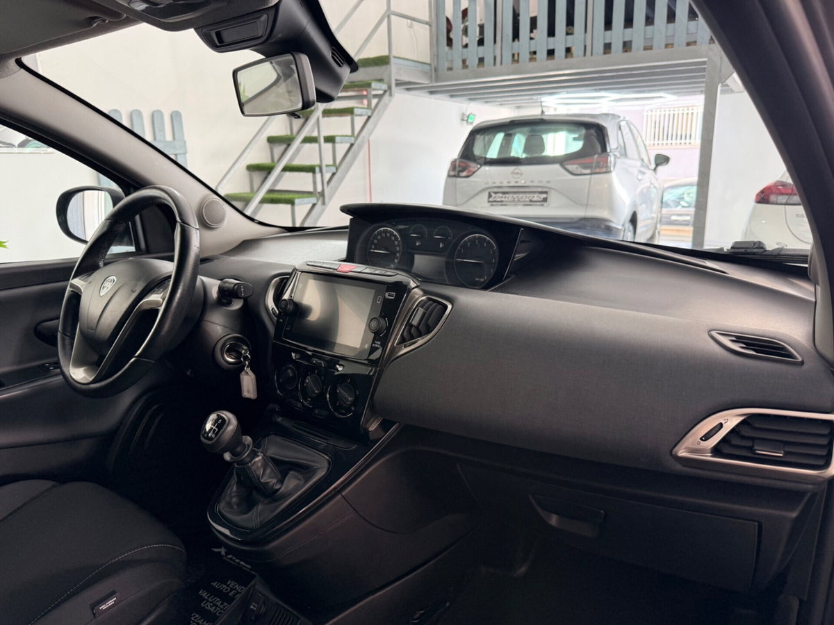 Lancia Ypsilon 1.0 FireFly 5 porte S&S Hybrid Gold Plus (18)