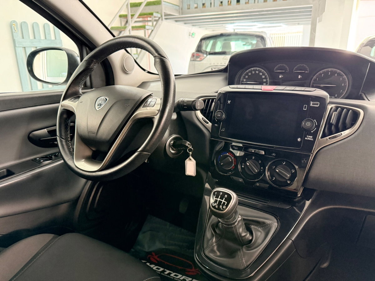 Lancia Ypsilon 1.0 FireFly 5 porte S&S Hybrid Gold Plus (19)
