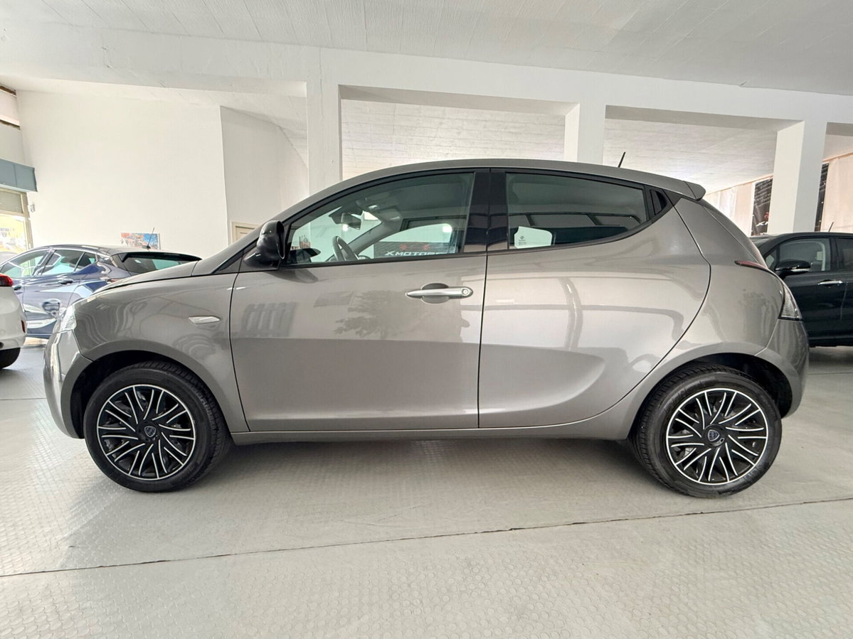 Lancia Ypsilon 1.0 FireFly 5 porte S&S Hybrid Gold Plus (8)