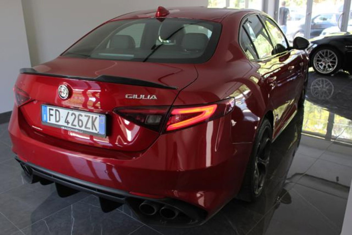 Alfa Romeo Giulia 2.9 T V6 Quadrifoglio (2)