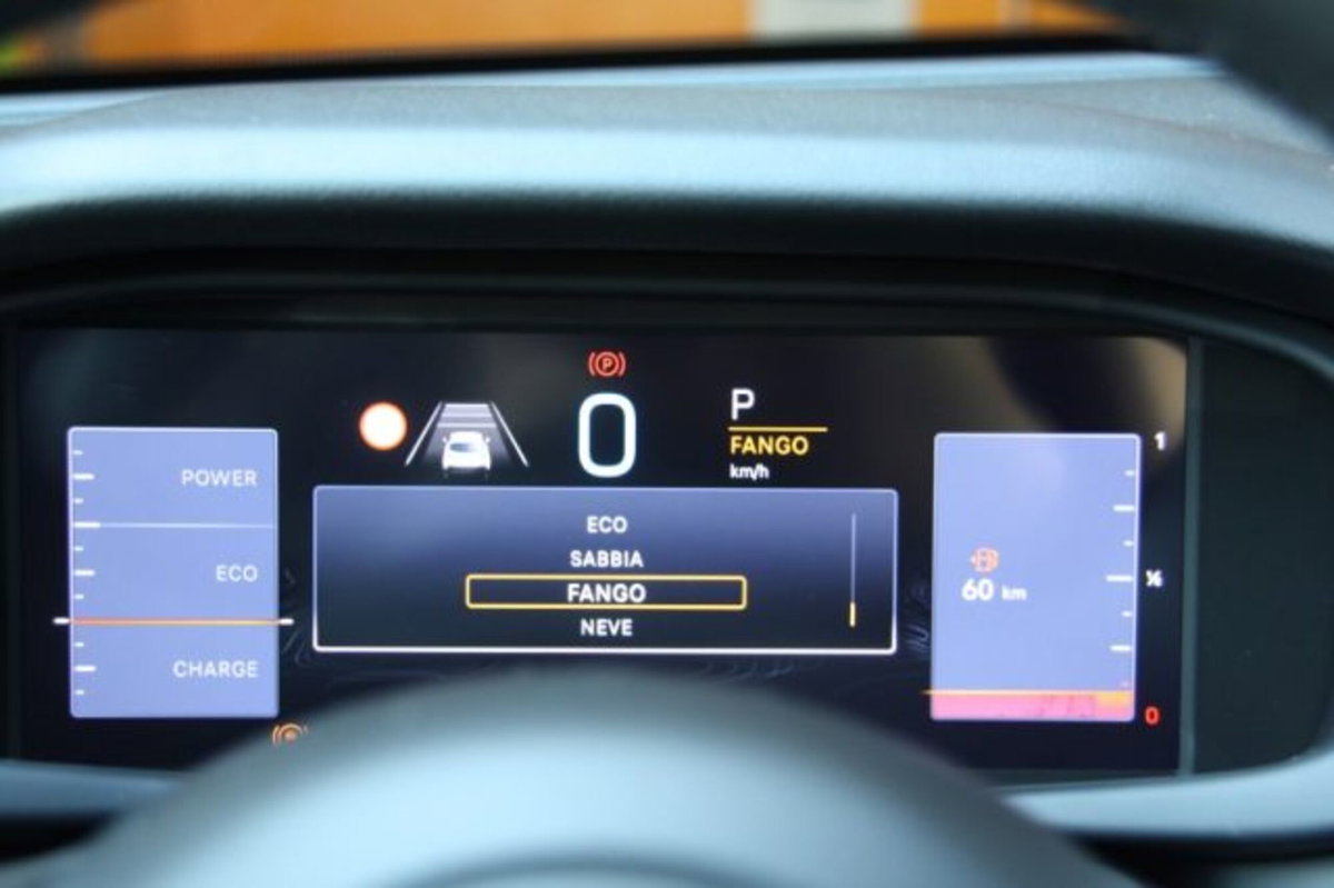 Jeep Avenger 1.2 turbo e-hybrid mhev Summit fwd 110cv edct6 (16)