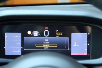 Jeep Avenger 1.2 turbo e-hybrid mhev Summit fwd 110cv edct6 (16)